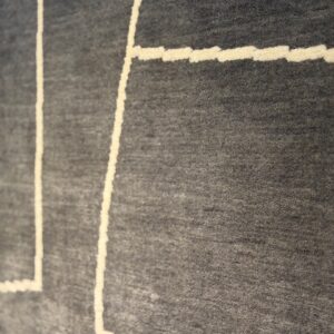 Alfombra de lana gris oscuro con líneas blancas