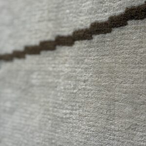 Alfombra de lana latte con líneas visón