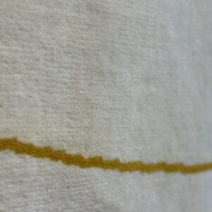 Alfombra de lana latte con líneas mostaza